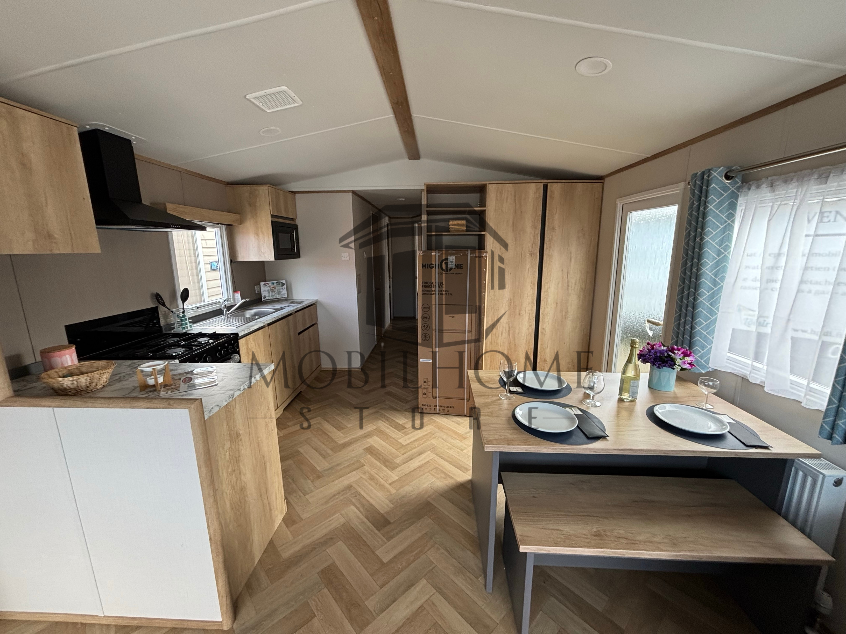 Deuxième photo du séjour avec vue sur le coin repas et la cuisine du mobil-home CARNABY BREAKAWAY