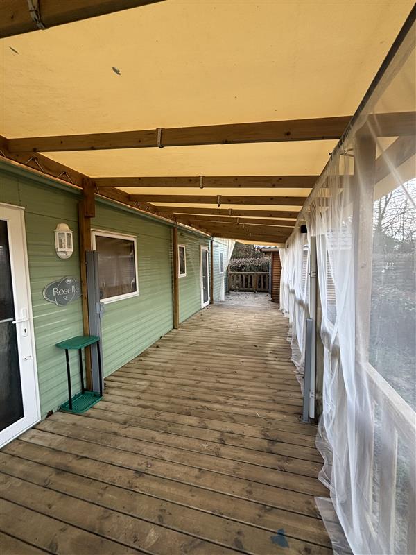 Terrasse du mobil-home ABY sur emplacement au camping de La Tentation