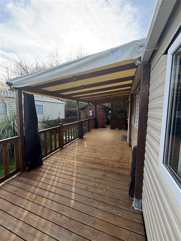 Terrasse du mobil-home EUROPA ROSEWOOD sur emplacement au camping de La Tentation