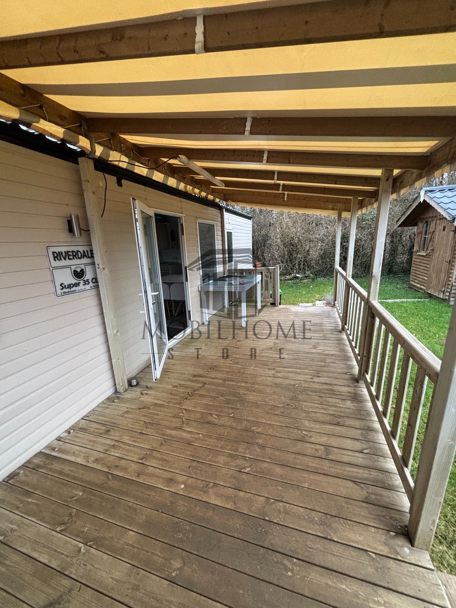 Terrasse du mobil-home SILVERDALE SUPER CL sur emplacement au camping de La Tentation