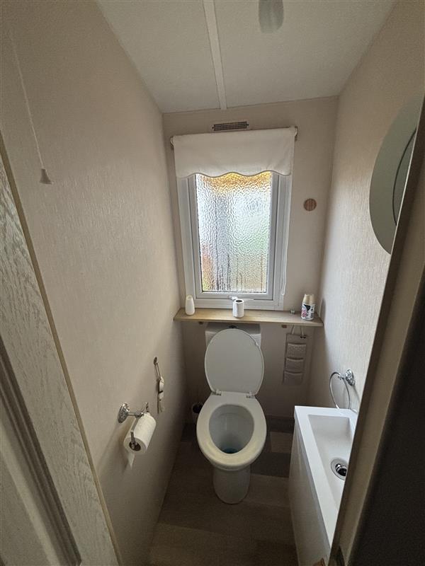 Toilette du mobil-home EUROPA ROSEWOOD sur emplacement au camping de La Tentation