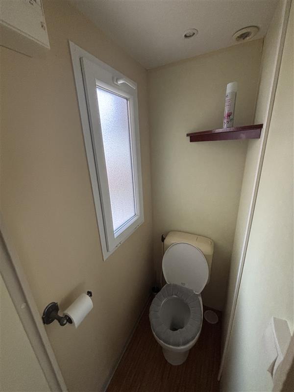 Toilette du mobil-home LOUISIANE sur emplacement au camping de La Tentation