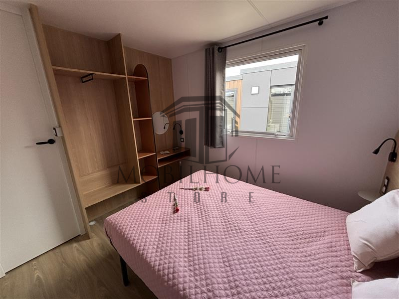 Vue de la chambre parentale du mobil-home LOUISIANE CARAÏBES