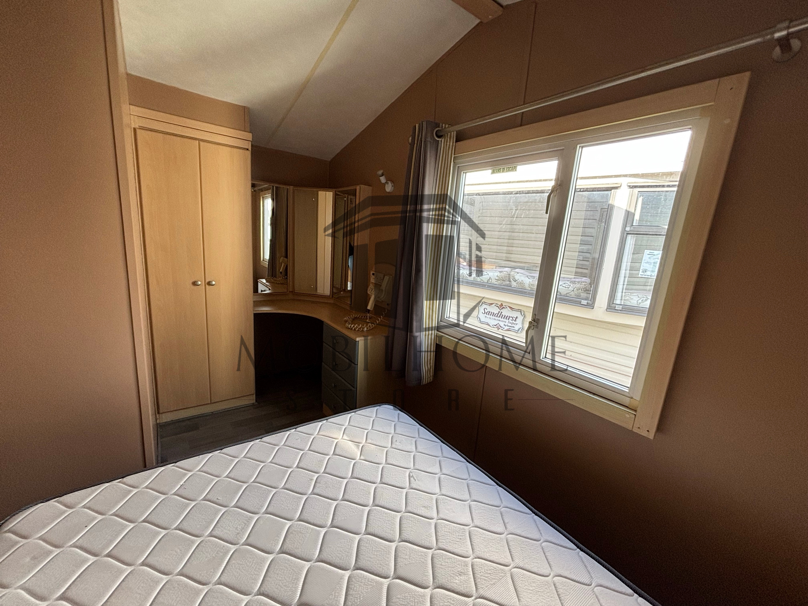 Vue de la chambre parentale du mobil-home Willerby