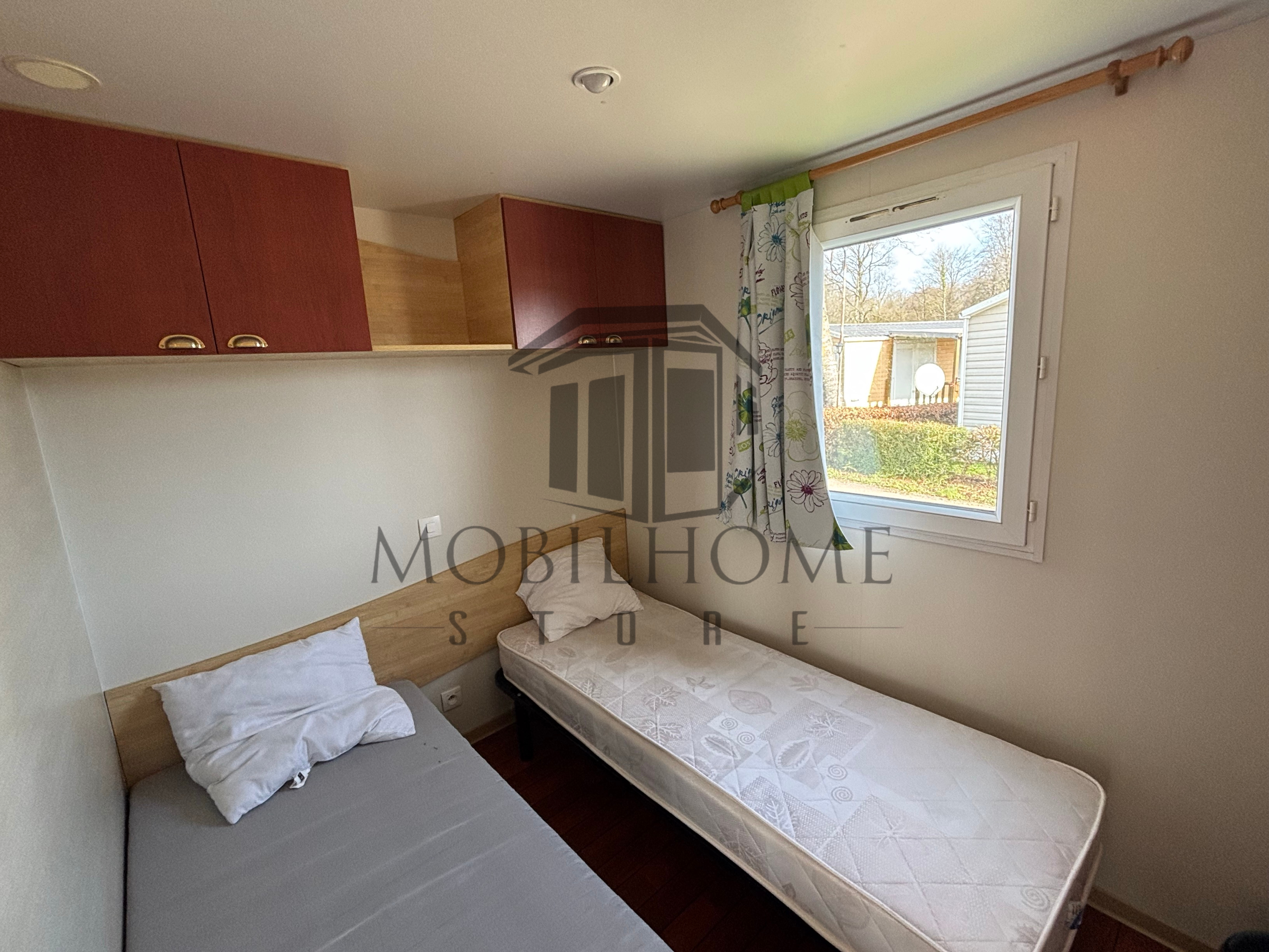 Chambre avec deux lits simples du mobil-home P17