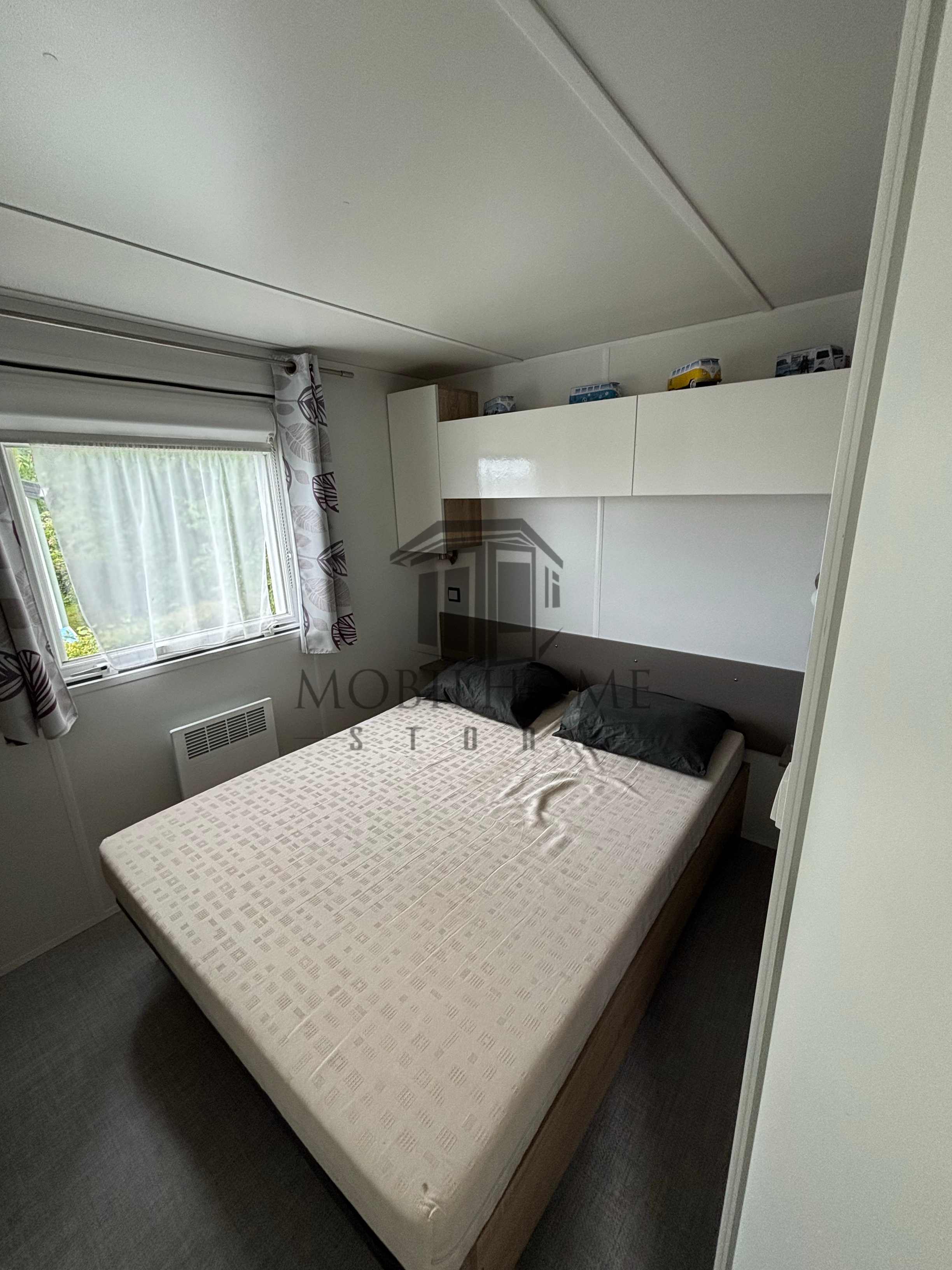 Chambre parentale du mobil-home P111