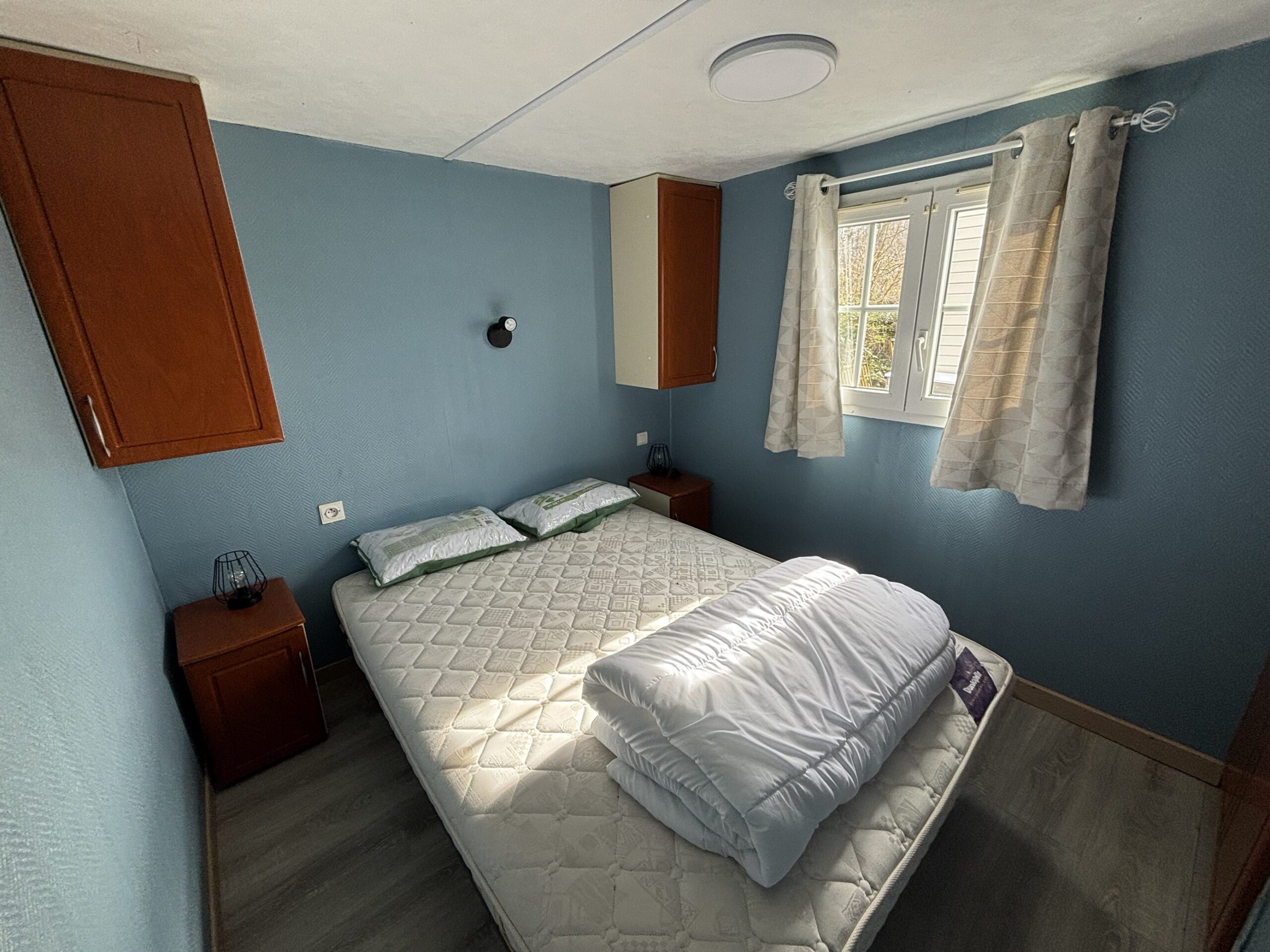 Chambre parentale du mobil-home Brocolis P112