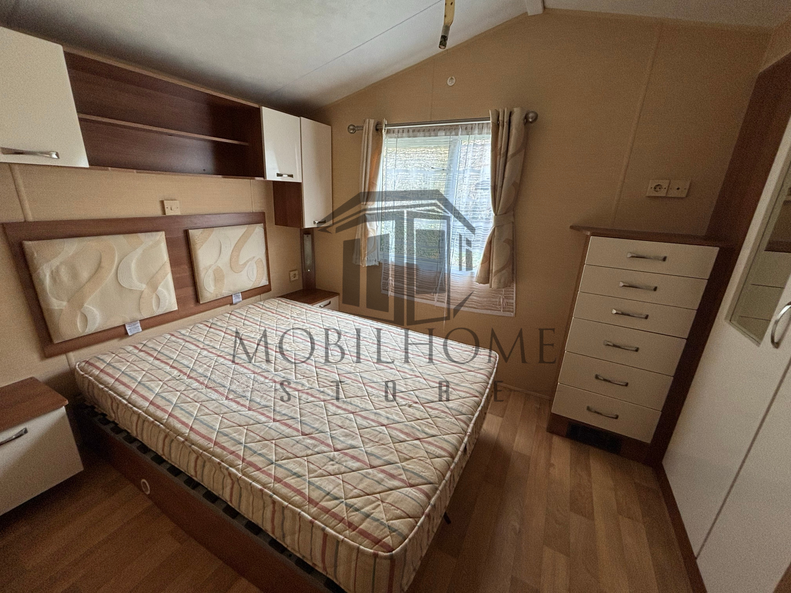 Chambre parentale du mobil-home P163