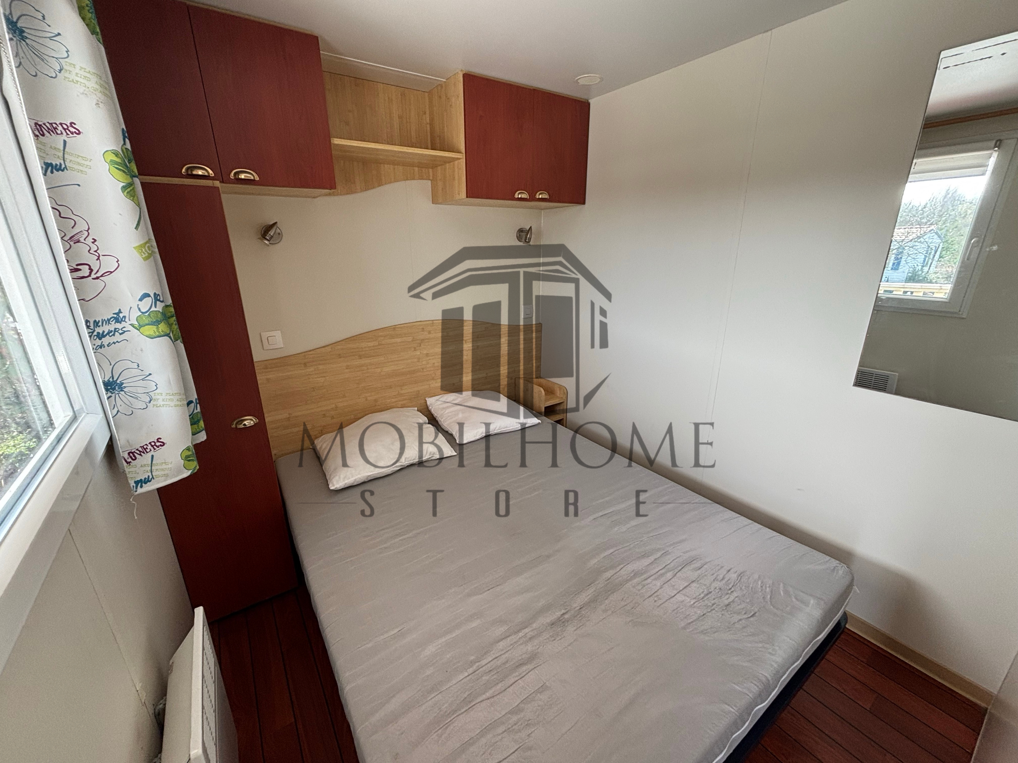 Chambre parentale avec un lit double du mobil-home P17