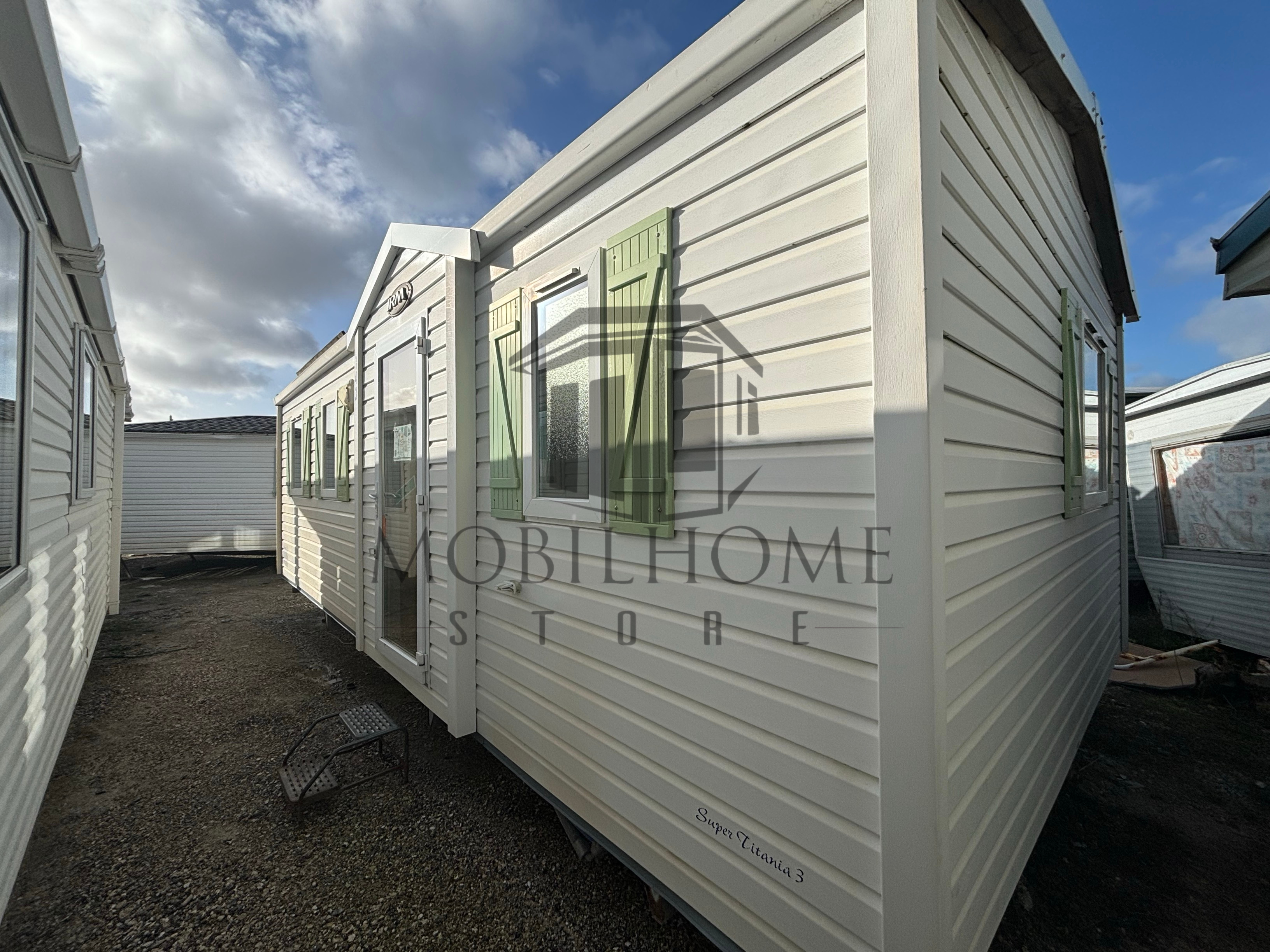 Devanture du mobil-home IRM SUPER TITANIA 3 CH