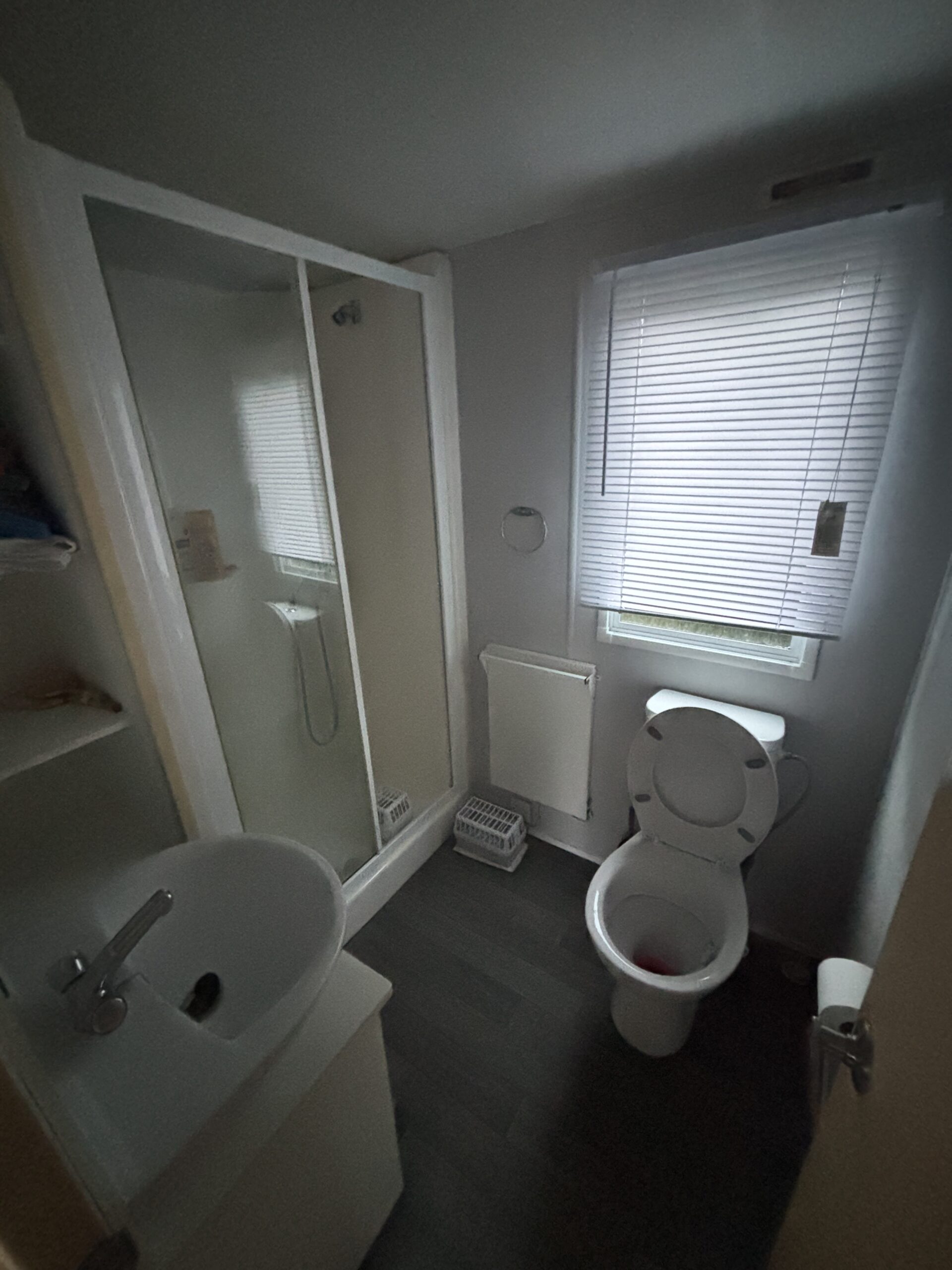 Salle d'eau avec douche et toilette du mobil-home BK AZUR