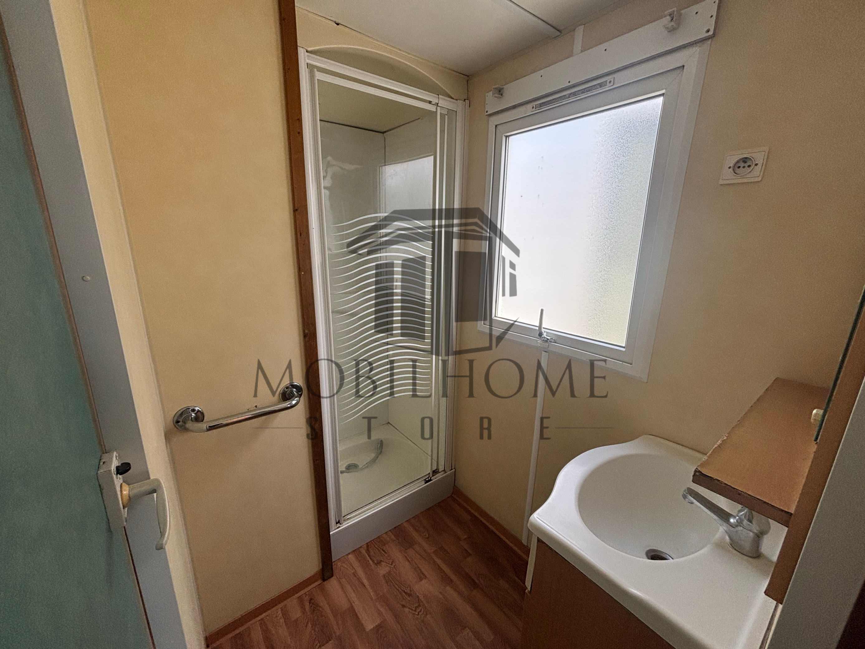 Salle d'eau du mobil-home IRM SUPER TITANIA 2 CH