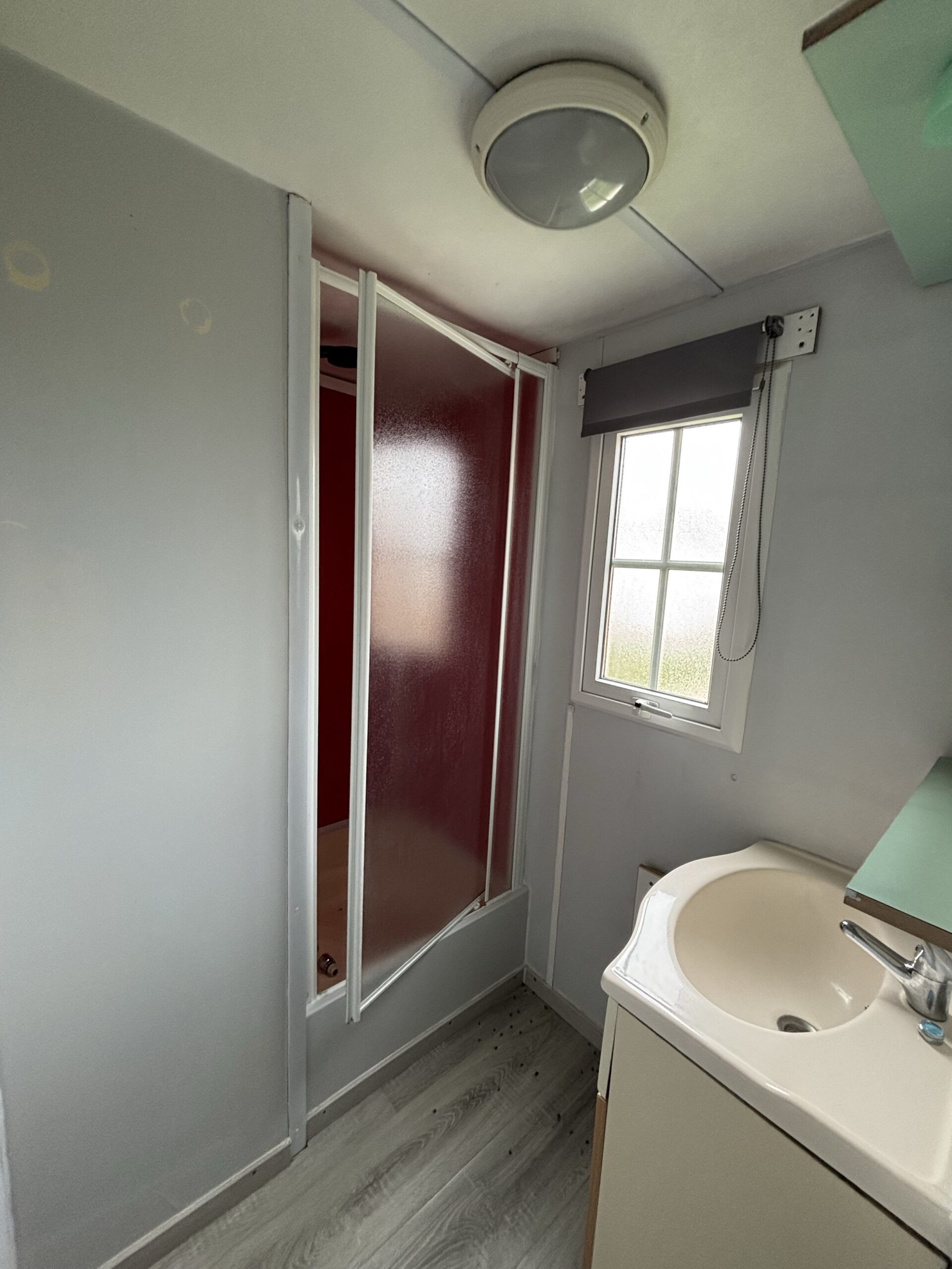 Salle d'eau du mobil-home Brocolis P112