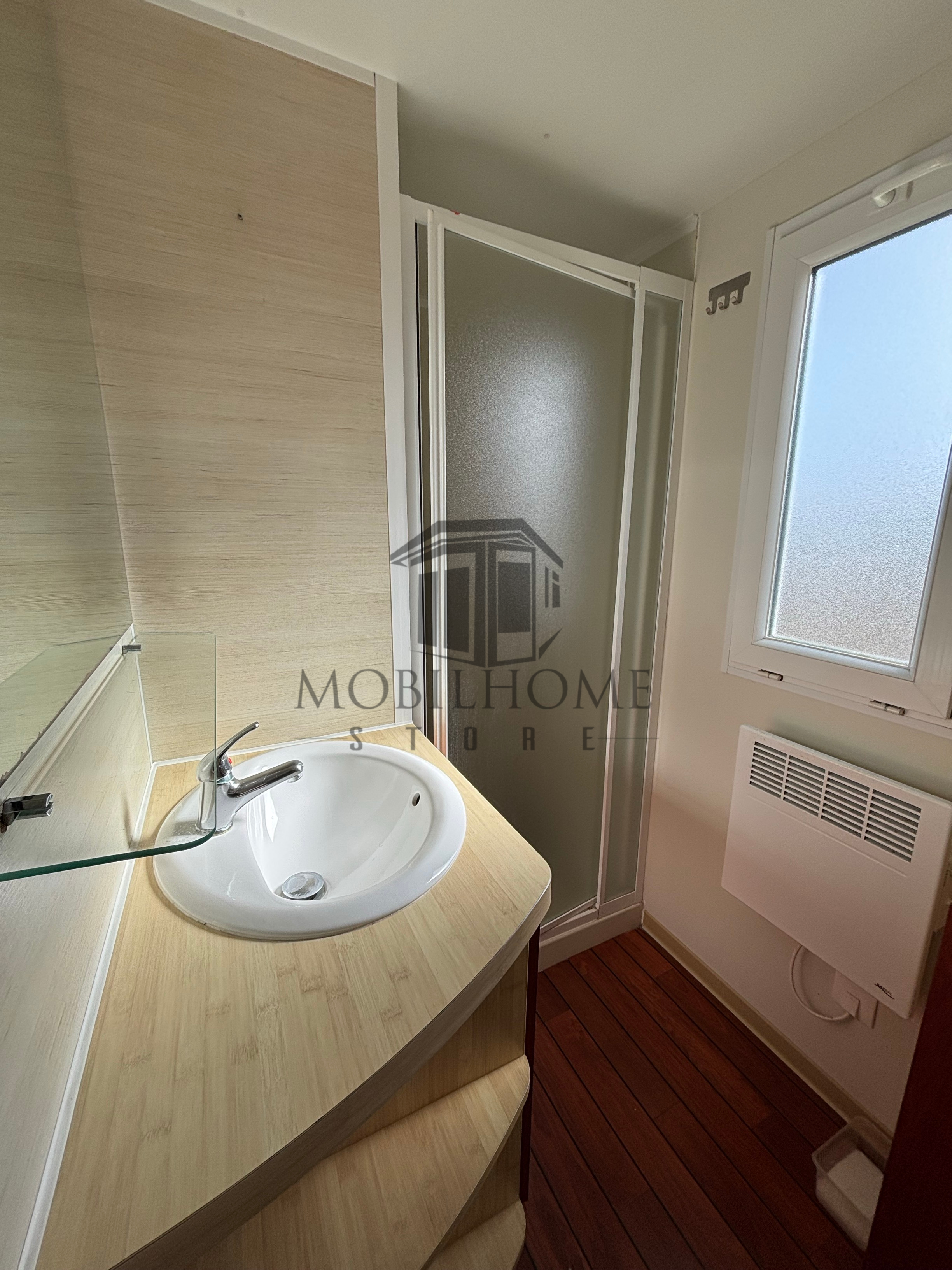 Salle d'eau avec douche du mobil-home P17