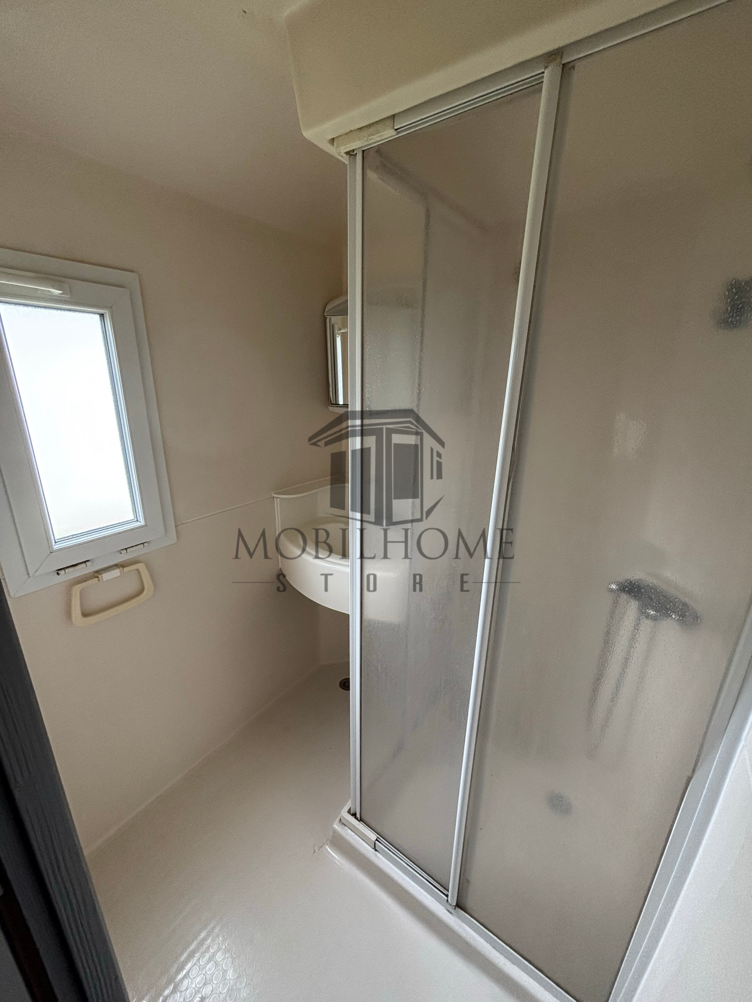 Salle d'eau du mobil-home P26