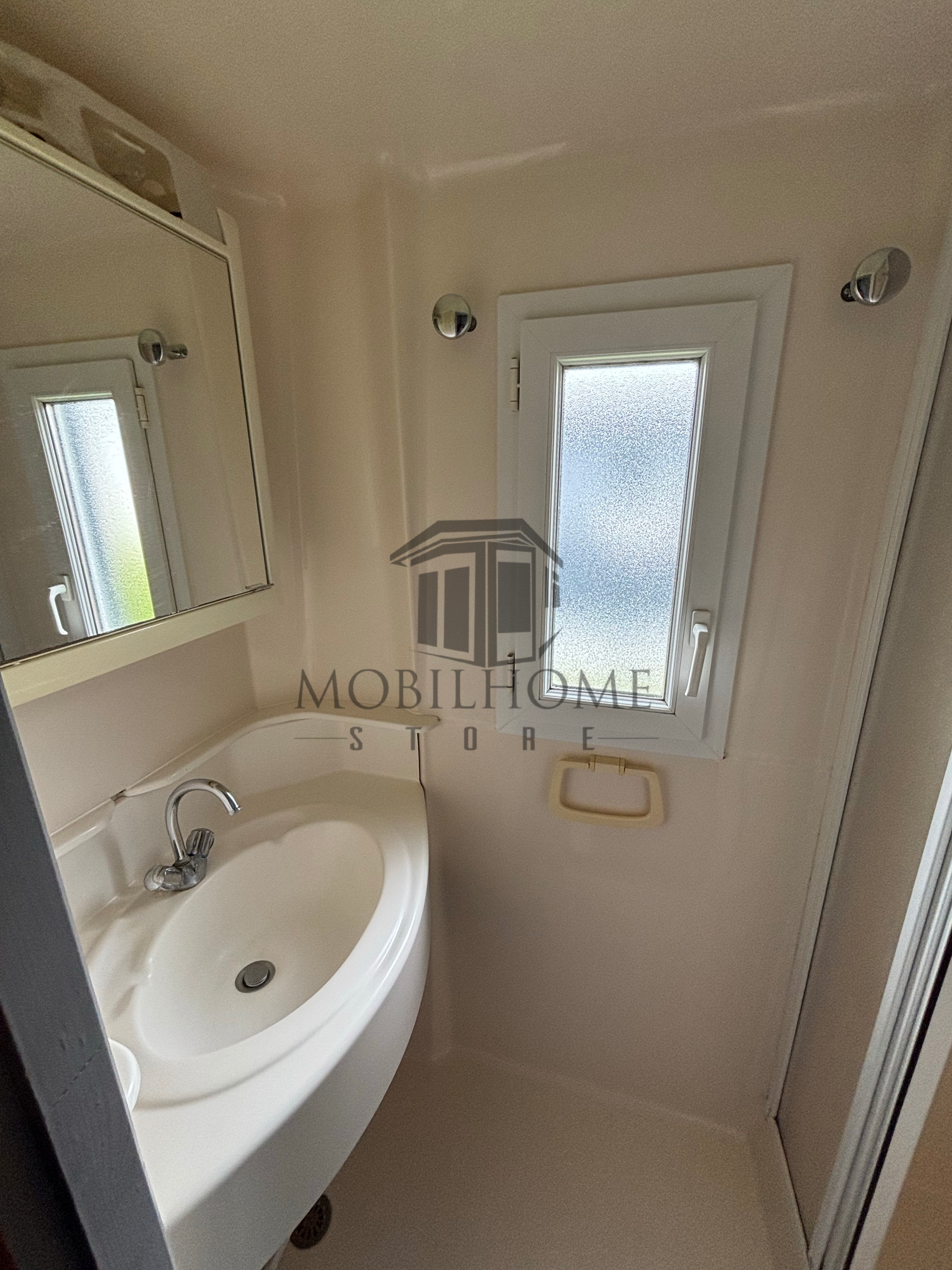 Salle d'eau du mobil-home P26B