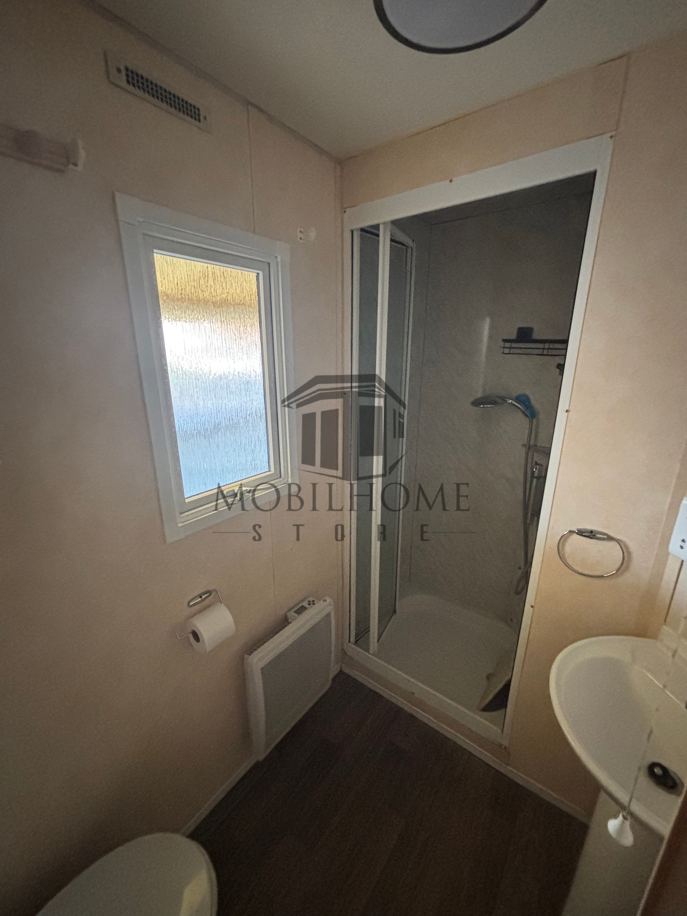 Salle d'eau du mobil-home P4