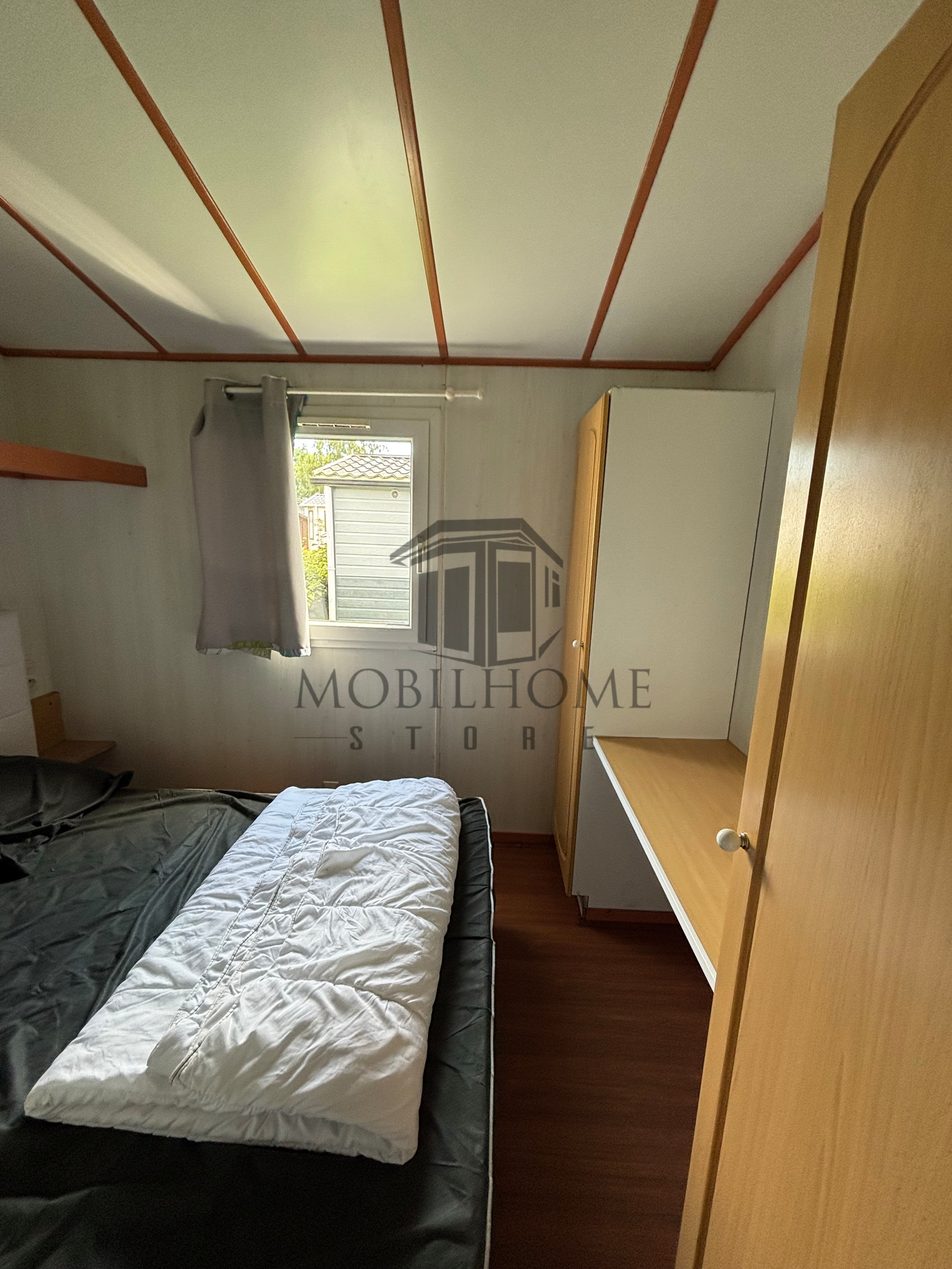Vue de la chambre parentale du mobil-home P26
