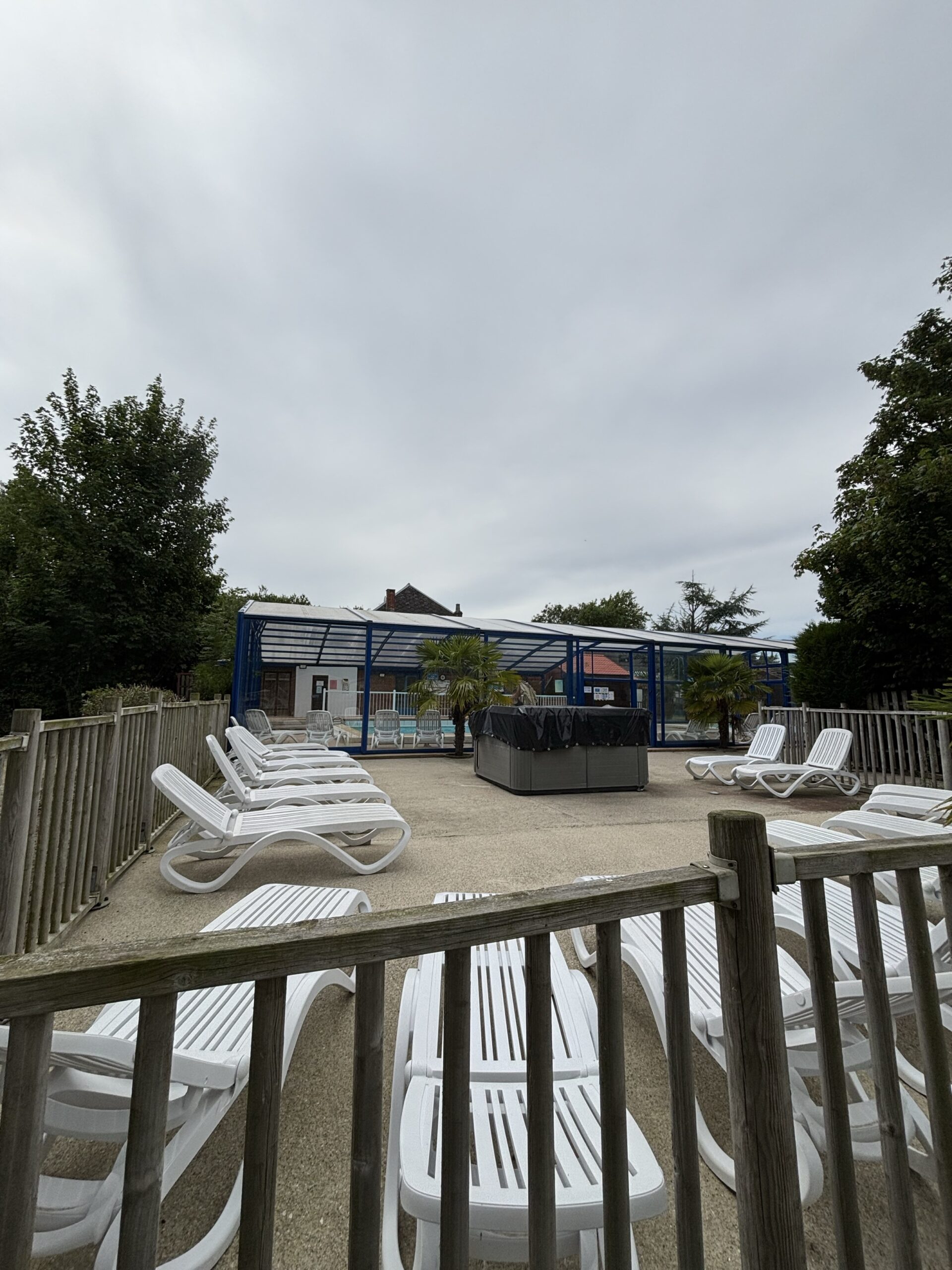 Vue piscine et jaccuzi du camping de La Tentation