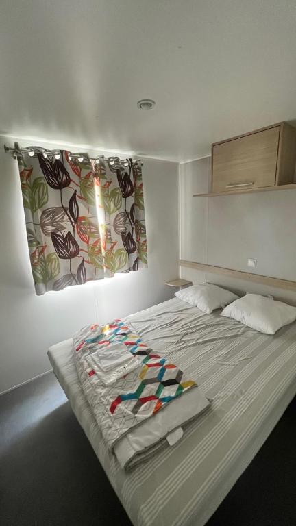 Chambre parentale du mobil-home LE TEMP'O