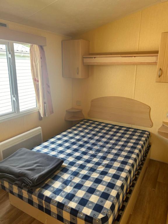 Chambre parentale du mobil-home L'IMPASSE