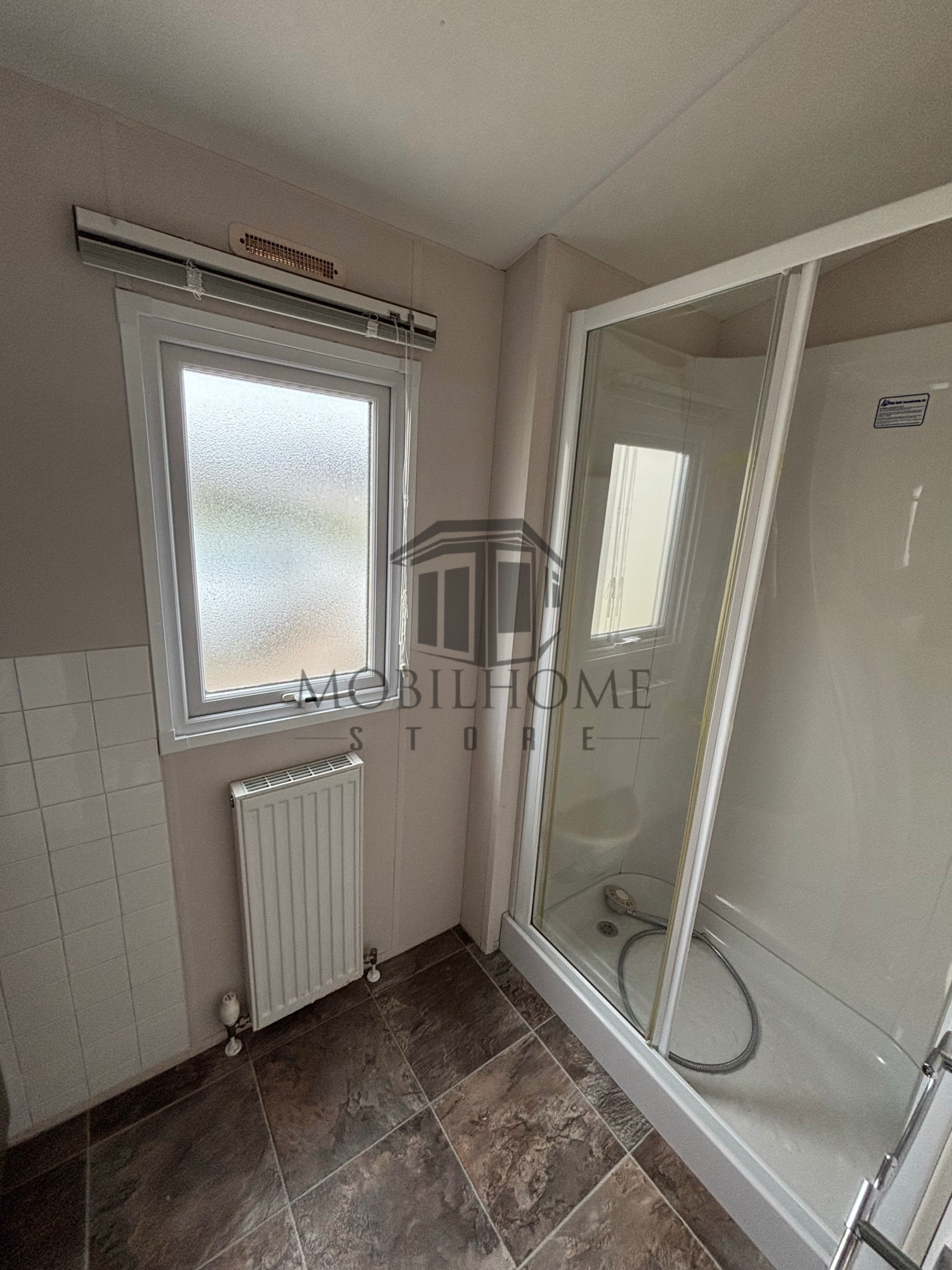 Salle d'eau du mobil-home DELTA MONARCH