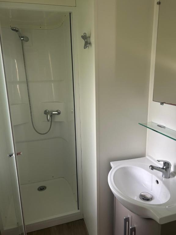 Salle d'eau du mobil-home LA VIGIE