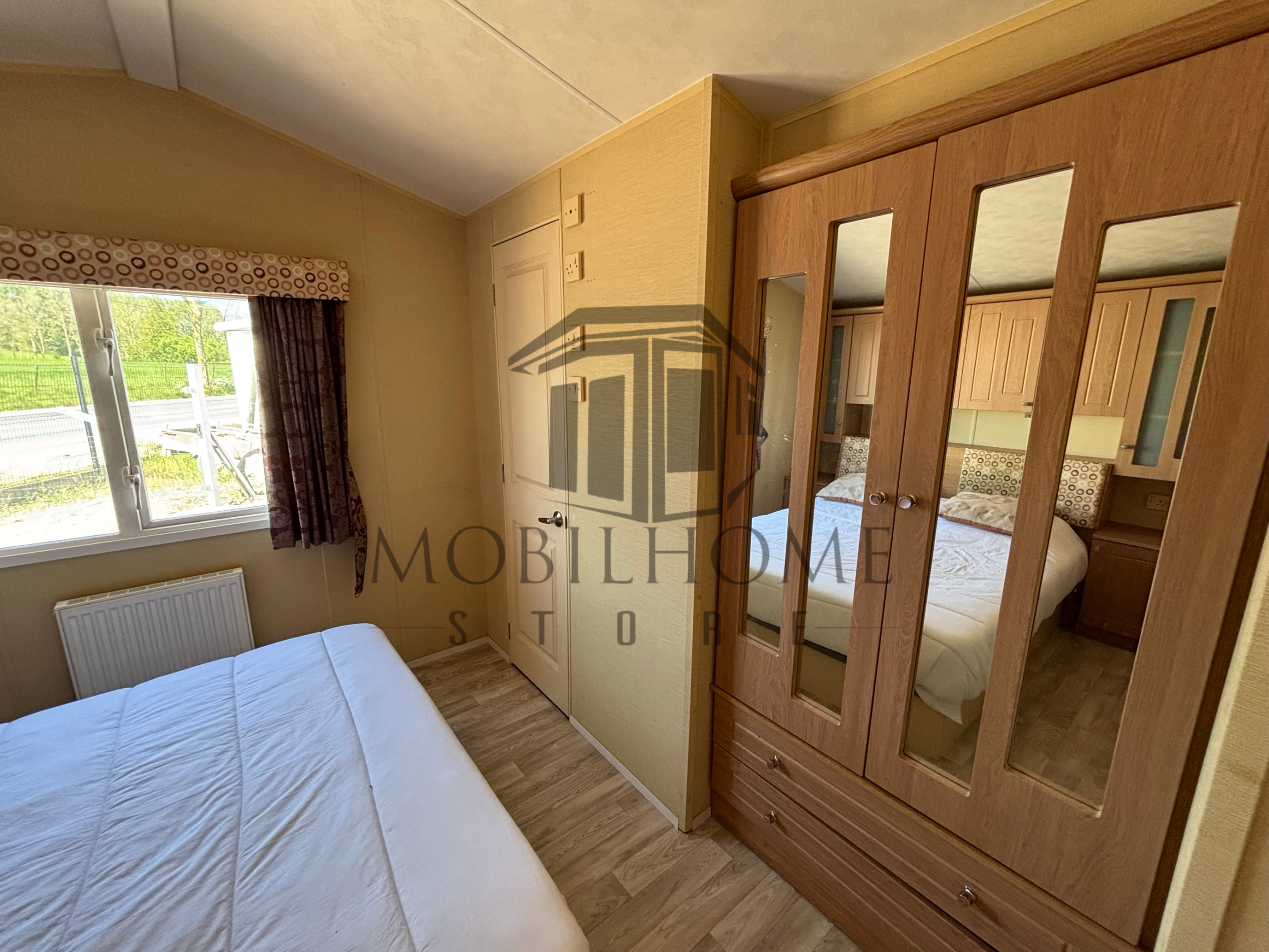 Vue de la chambre parentale du mobil-home BK SHERATON