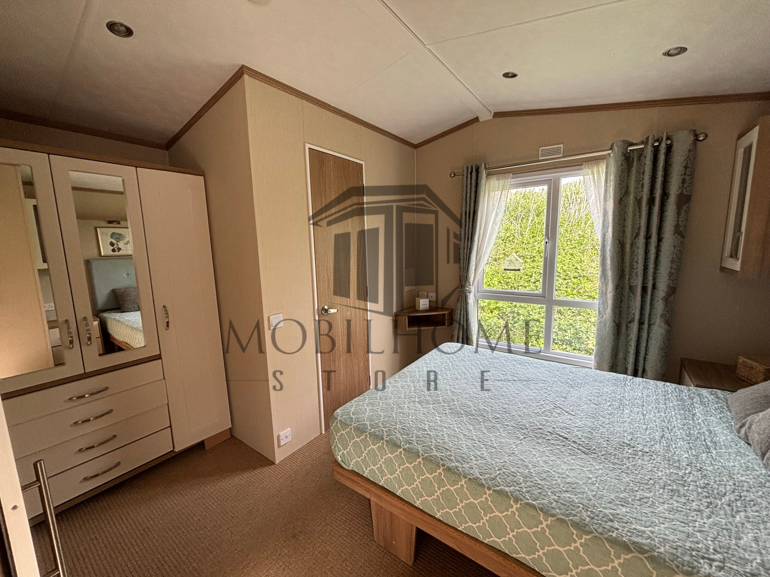 Vue de la chambre parentale du mobil-home PEMBERTON HARMONY PMR