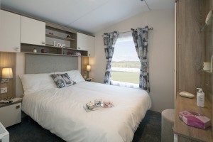 Chambre parentale du mobil-home JUNIPER