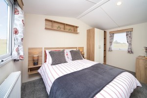 Chambre parentale du mobil-home ROSEWOOD