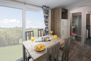Coin repas du mobil-home JUNIPER