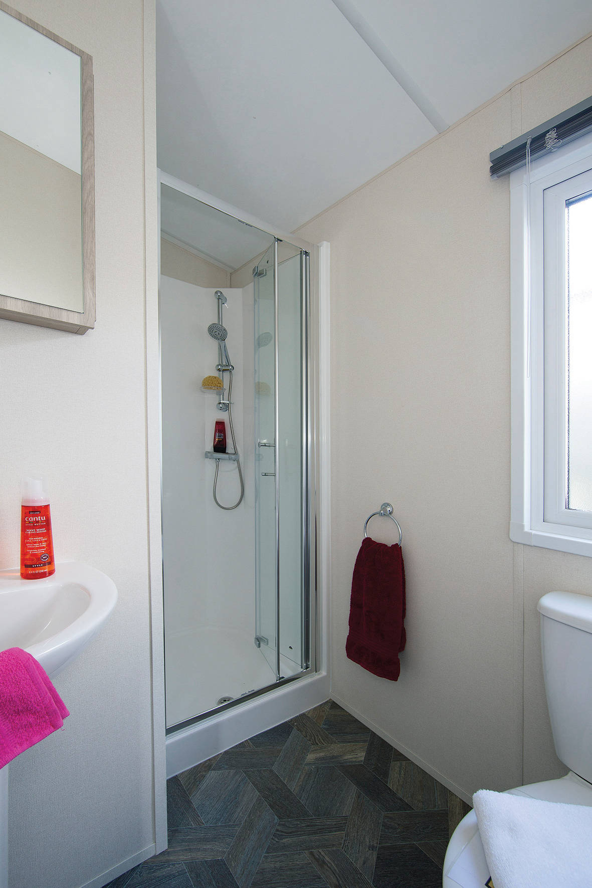 Salle d'eau du mobil-home AVALON