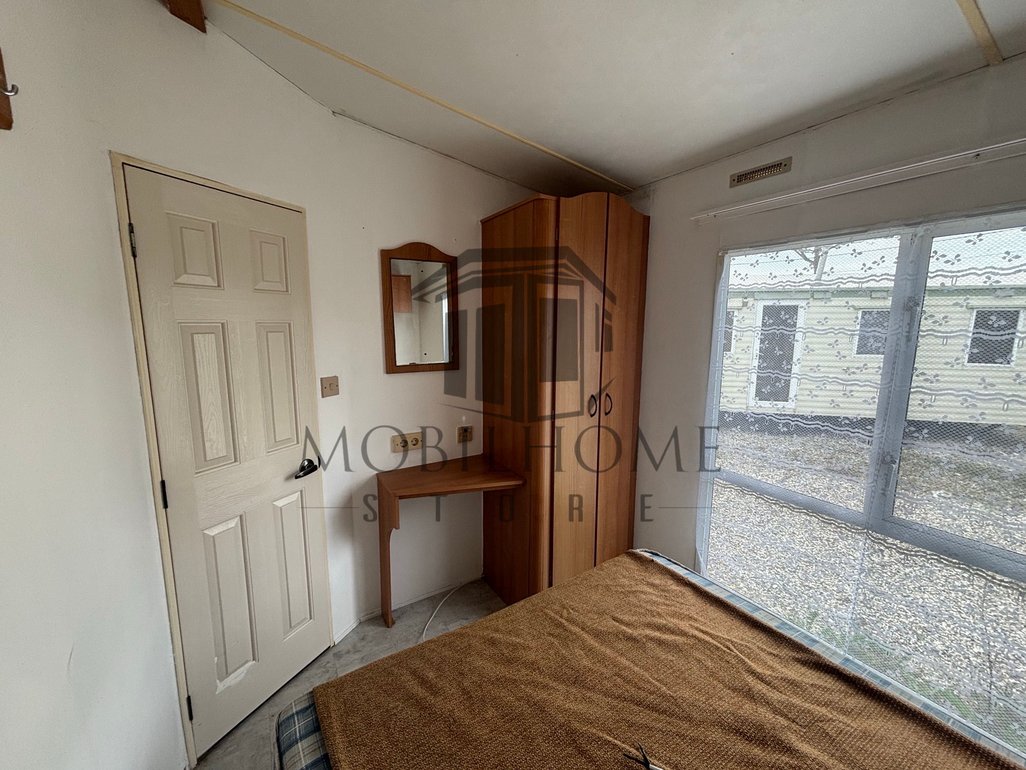 Vue de la chambre parentale du mobil-home COSALT BAYSDALE