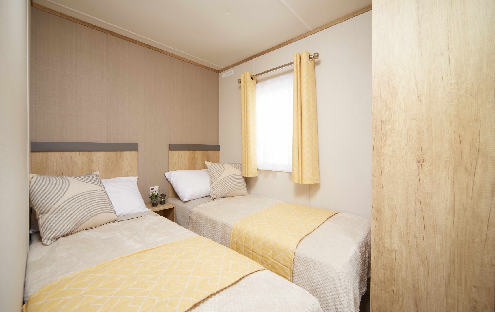Vue de la chambre parentale du mobil-home BREAKAWAY