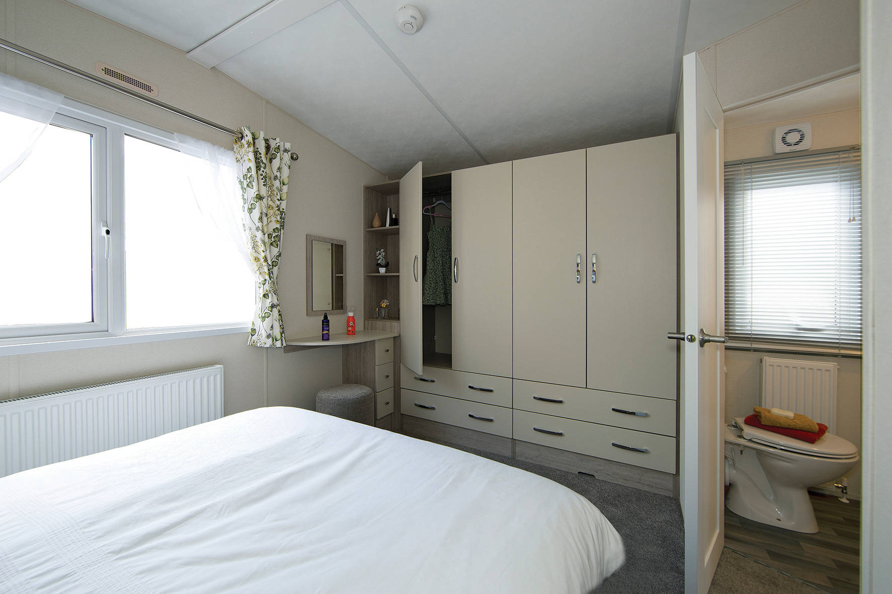 Vue de la chambre parentale du mobil-home DANBURY