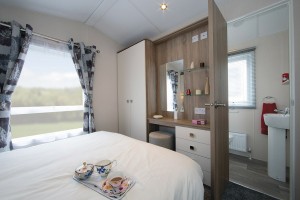 Vue de la chambre parentale du mobil-home JUNIPER