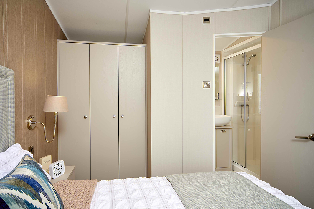 Vue de la chambre parentale du mobil-home LAKEHOUSE