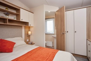 Vue de la chambre parentale du mobil-home MAPPLE