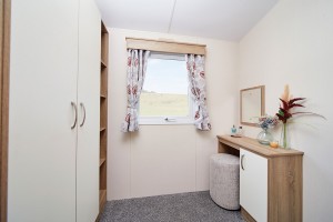 Vue de la chambre parentale du mobil-home ROSEWOOD