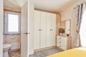 Vue de la chambre parentale du mobil-home WILLOW
