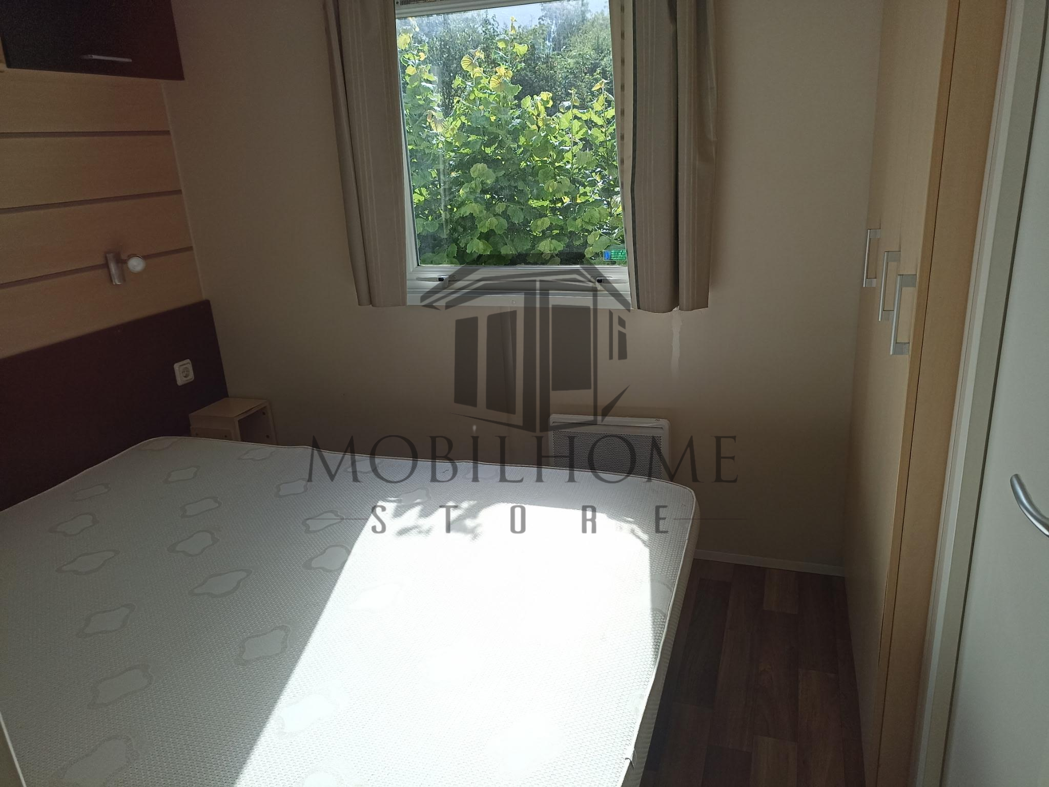 Chambre parentale du mobil-home IRM APPOLON vendu sur emplacement sur le camping de La Nouvelle Aventure