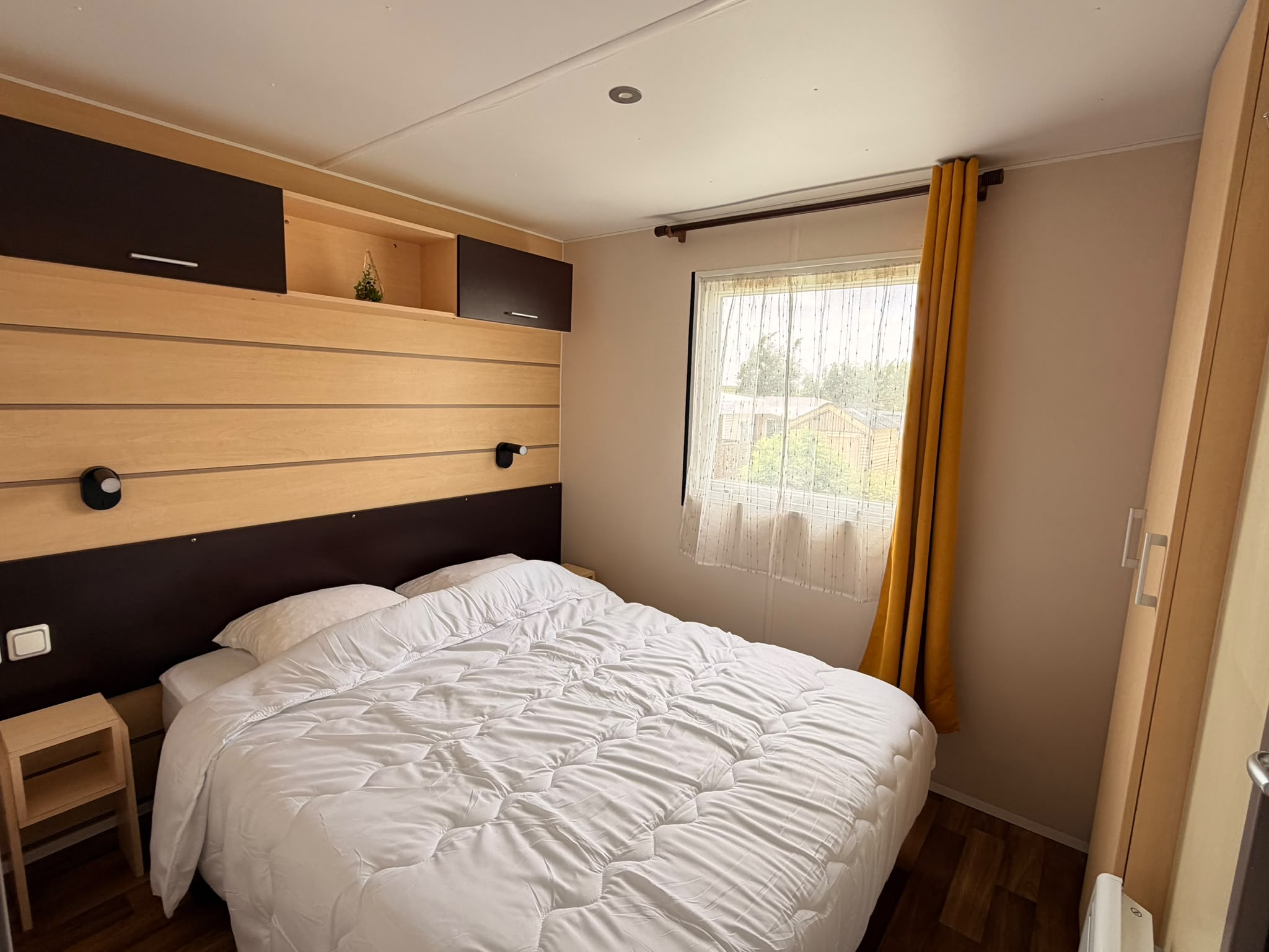 Chambre parentale du mobil-home P146 du camping La Tentation