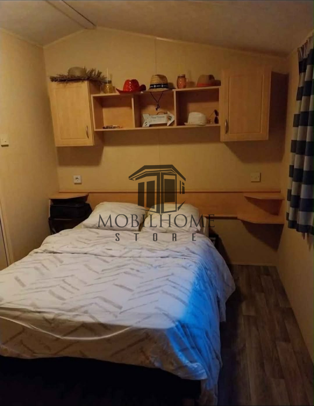 Chambre parentale du mobil-home WILLEBY RIO vendu sur emplacement sur le camping de La Sensation