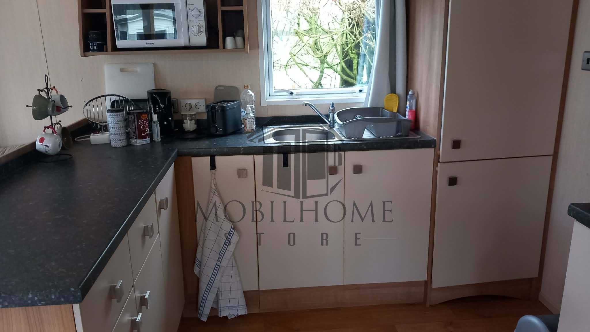 Cuisine du mobil-home ABI SUNNINGDALE vendu sur emplacement sur le camping de La Sensation
