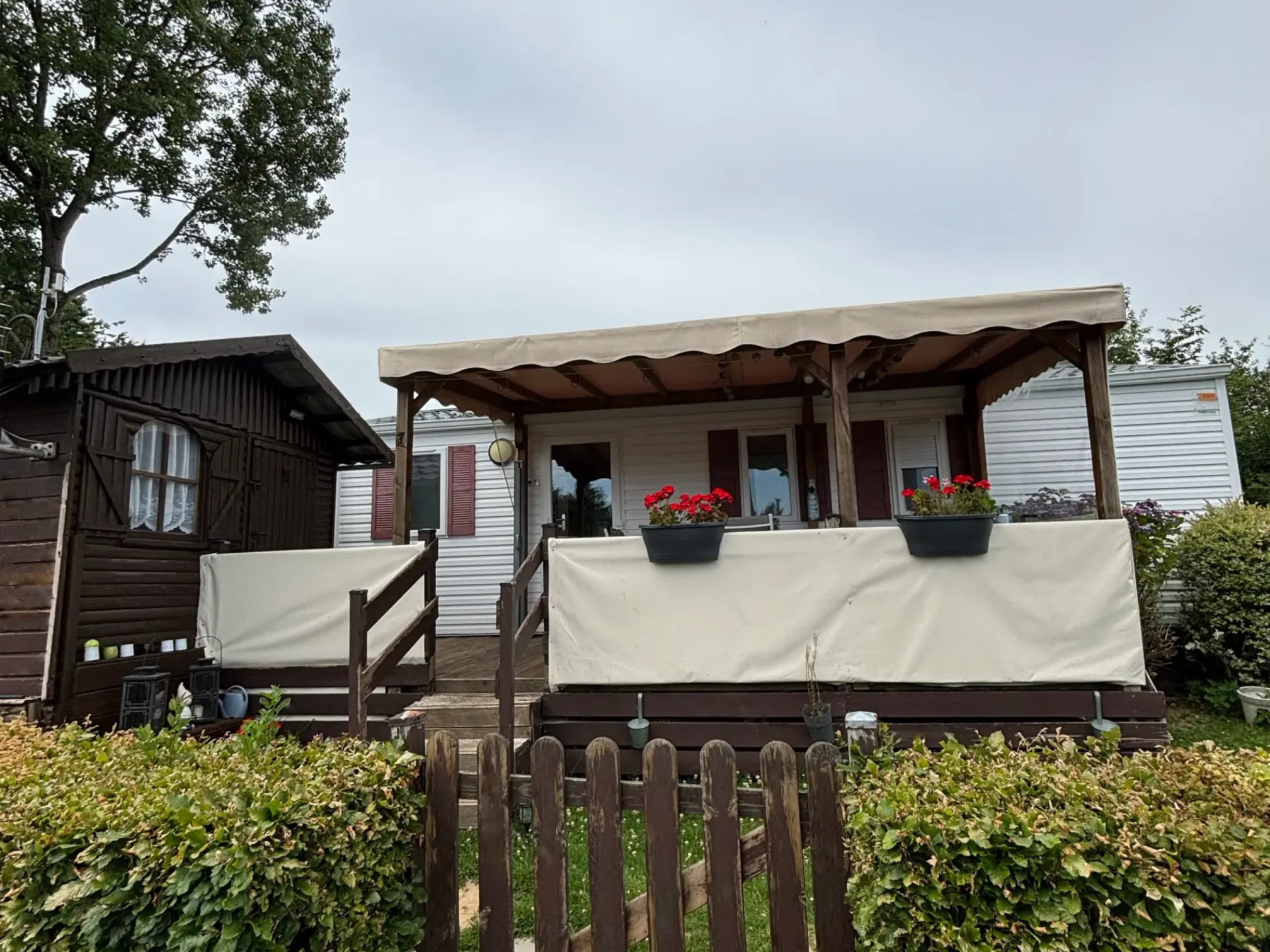 Devanture du mobil-home Datte du camping La Tentation