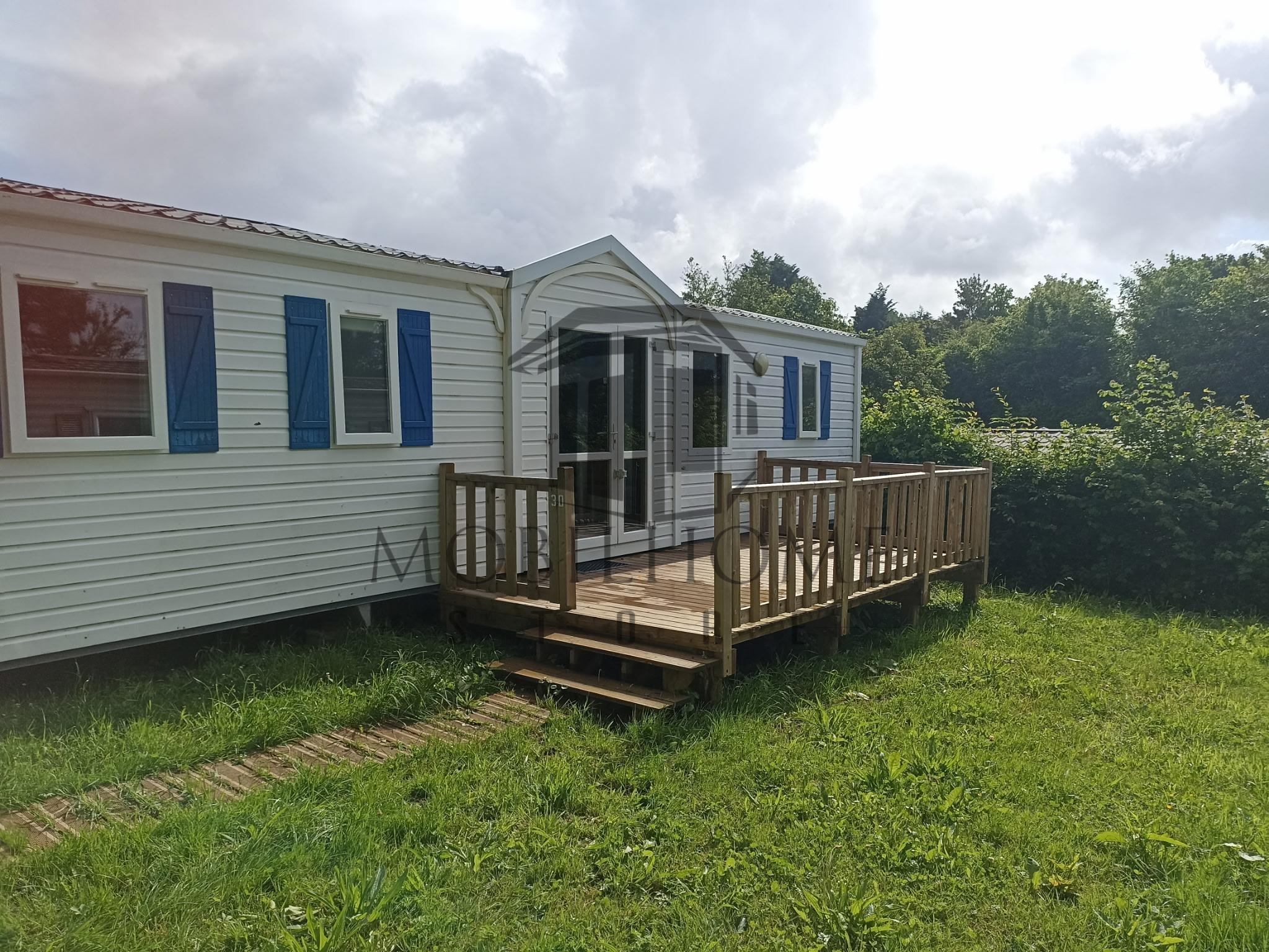 Devanture du mobil-home IRM APPOLON vendu sur emplacement sur le camping de La Nouvelle Aventure