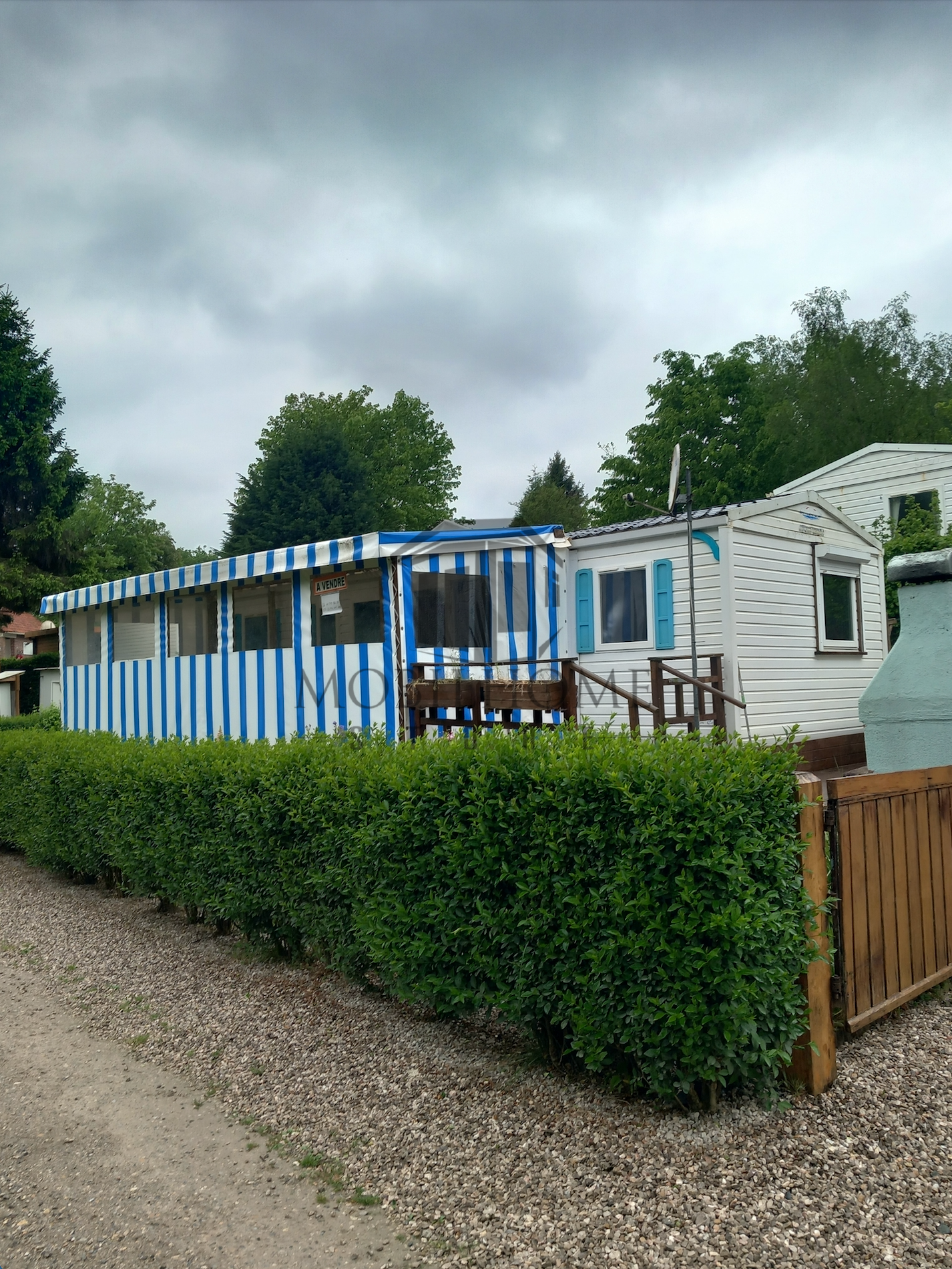 Devanture du mobil-home IRM Constellation Confort vendu sur emplacement sur le camping de La Nouvelle Aventure