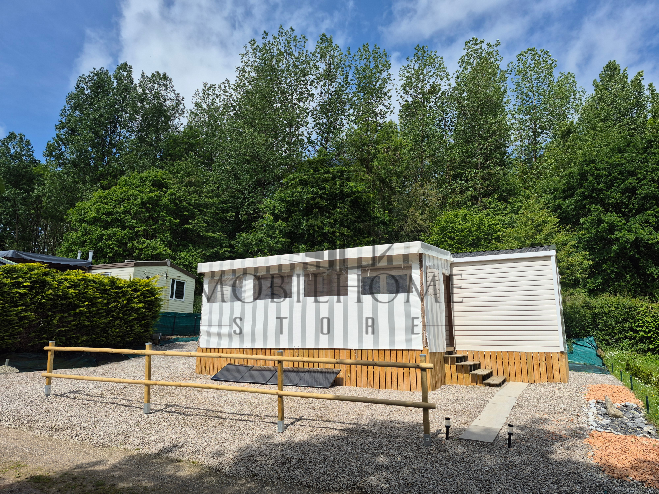 Devanture du mobil-home IRM SMALA vendu sur emplacement sur le camping de La Nouvelle Aventure