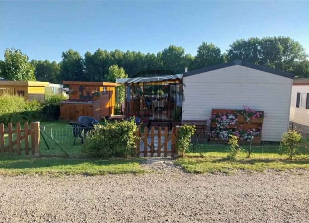 Devanture du mobil-home WILLEBY RIO vendu sur emplacement sur le camping de La Sensation